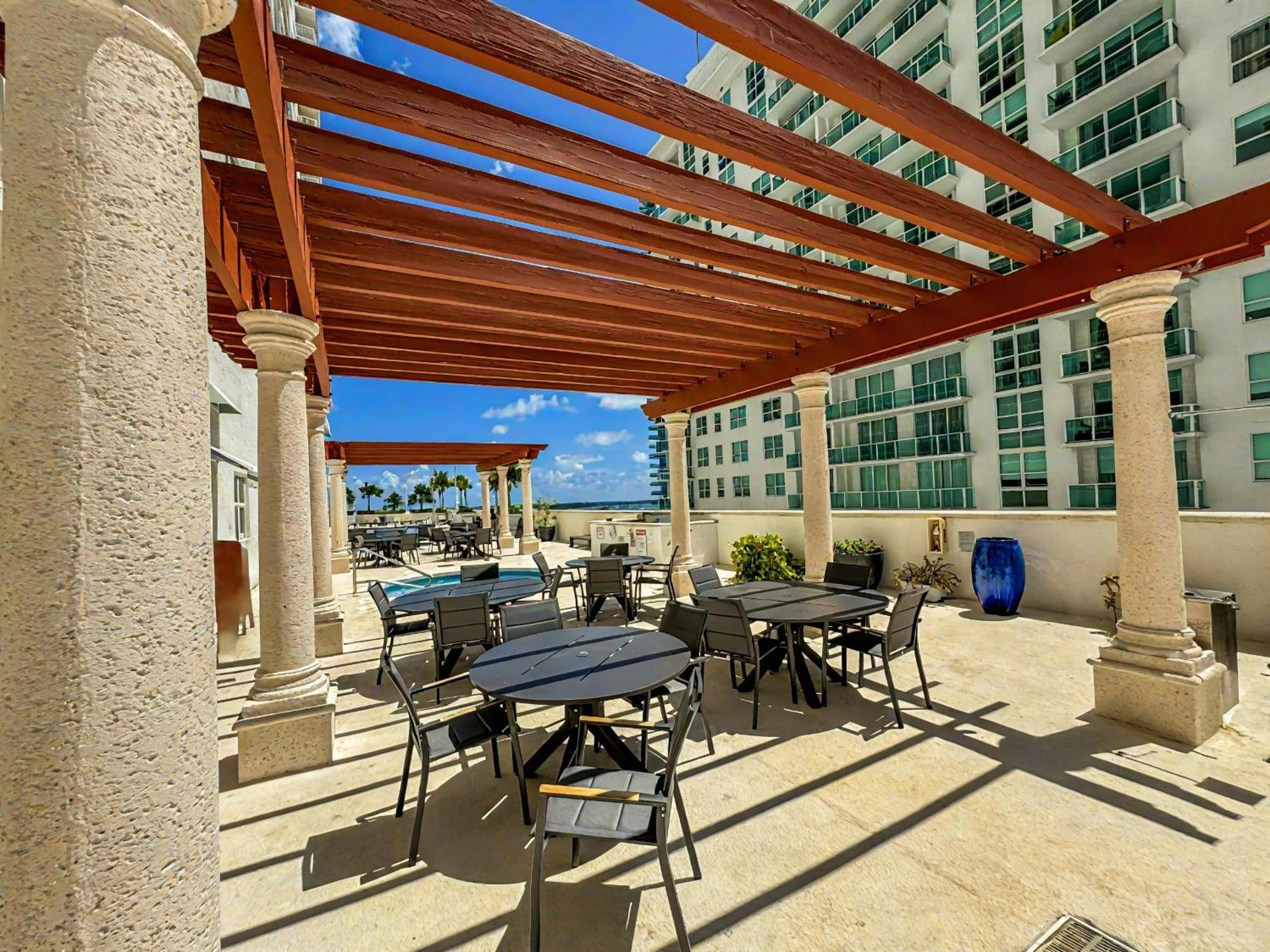 Elegant Centric Vibrant Pool Jacuzzi Free Parking Appartement Miami Buitenkant foto