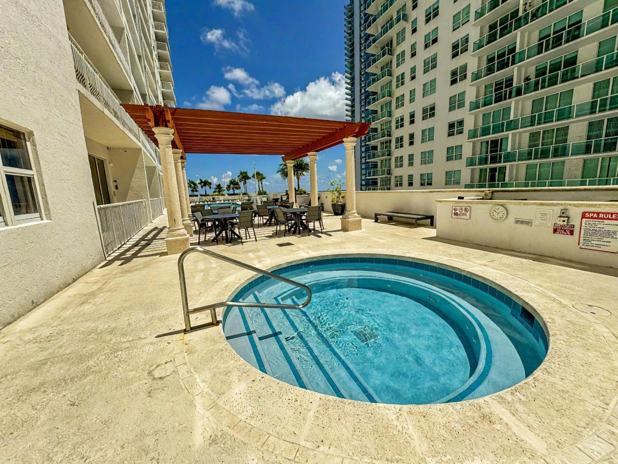 Elegant Centric Vibrant Pool Jacuzzi Free Parking Appartement Miami Buitenkant foto
